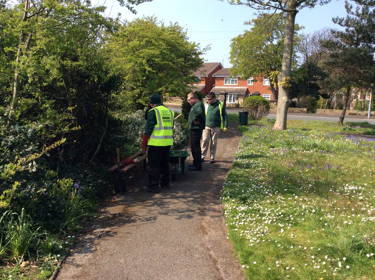 MerrilocksPark's tweet photo. Natural Alternatives Team&amp;FMP worked together putting mulch/chips on borders. Cleared around benches ready for planting &amp; cleared brambles from composting area. Thanks to all who helped. Next session Sat, 27th April, 2pm to 3pm - bring a tool and gloves with you.  All welcome! https://t.co/DaOf9v1yoa