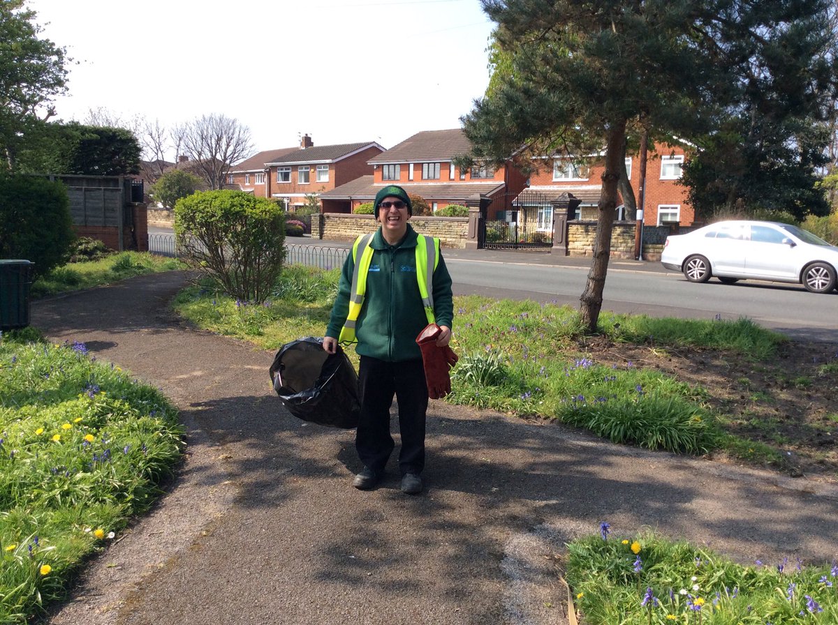 MerrilocksPark's tweet photo. Natural Alternatives Team&amp;FMP worked together putting mulch/chips on borders. Cleared around benches ready for planting &amp; cleared brambles from composting area. Thanks to all who helped. Next session Sat, 27th April, 2pm to 3pm - bring a tool and gloves with you.  All welcome! https://t.co/DaOf9v1yoa