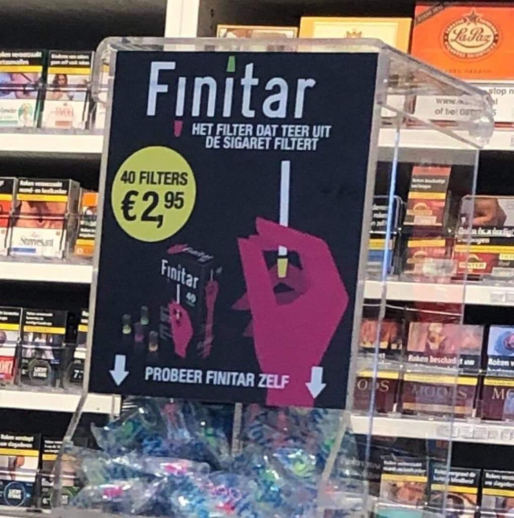 Wdekanter's tweet photo. Dat @albertheijn (sjoemel) sigaretten  verkoopt met meer teer is al idioot
Maar de consument met nog meer opzet belazeren met dit soort onzin is nog grotere misleiding @_NVWA 

Nepfilters. Makkelijk lekker en gezond? Waar slaat dit op?

Wanneer gaat AH op de kleintjes letten? https://t.co/HMotuHhzia
