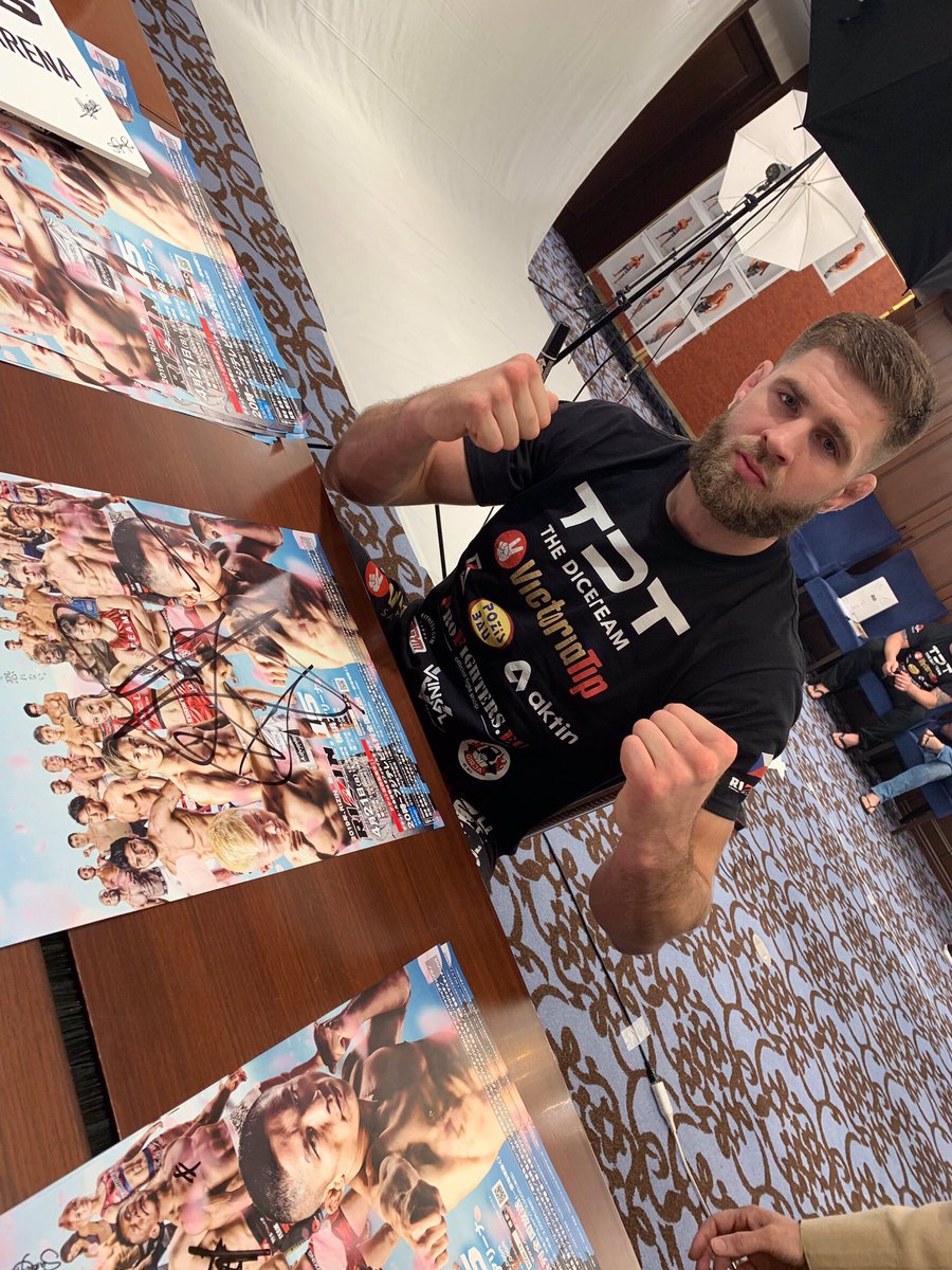 rizin_PR's tweet photo. /
#RIZIN15 のサイン&写真撮影の様子を
インスタライブで配信中!!
\
午前10時から出場選手のサイン、写真撮影の様子をRIZIN FF オフィシャルInstagramアカウント(rizin_pr)にてインスタLIVE📲で公開中です。
#RIZINFF #RIZIN2018 https://t.co/4PuizmtgGU