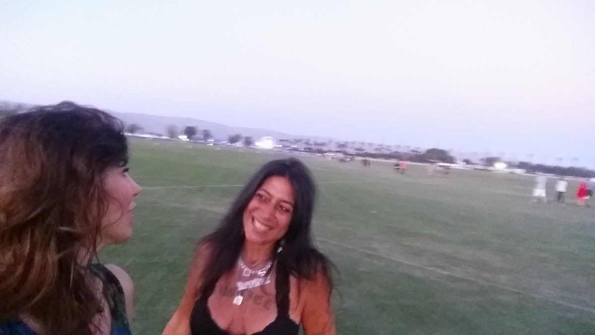 vegansince96's tweet photo. Not your typical overexcited #Coachella pics you'll see this weekend! We got dropped off at the wrong entrance and had to walk about 1/2 mile. Note the Ferris Wheel. Worth the trip to see 6 of the greatest performers going in '16. #fbf #oldchella #deserttrip https://t.co/M2DDJwPS8j