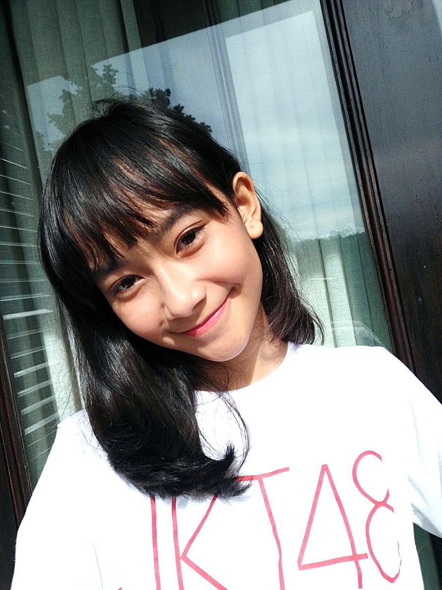 Freya_JKT48's tweet photo. Happy long weekend all, selamat pagi menjelang siang.. Kok jadi kangen theateran yah.. Kalo kalian kangen apa? 💞 https://t.co/aOfshvX1IR