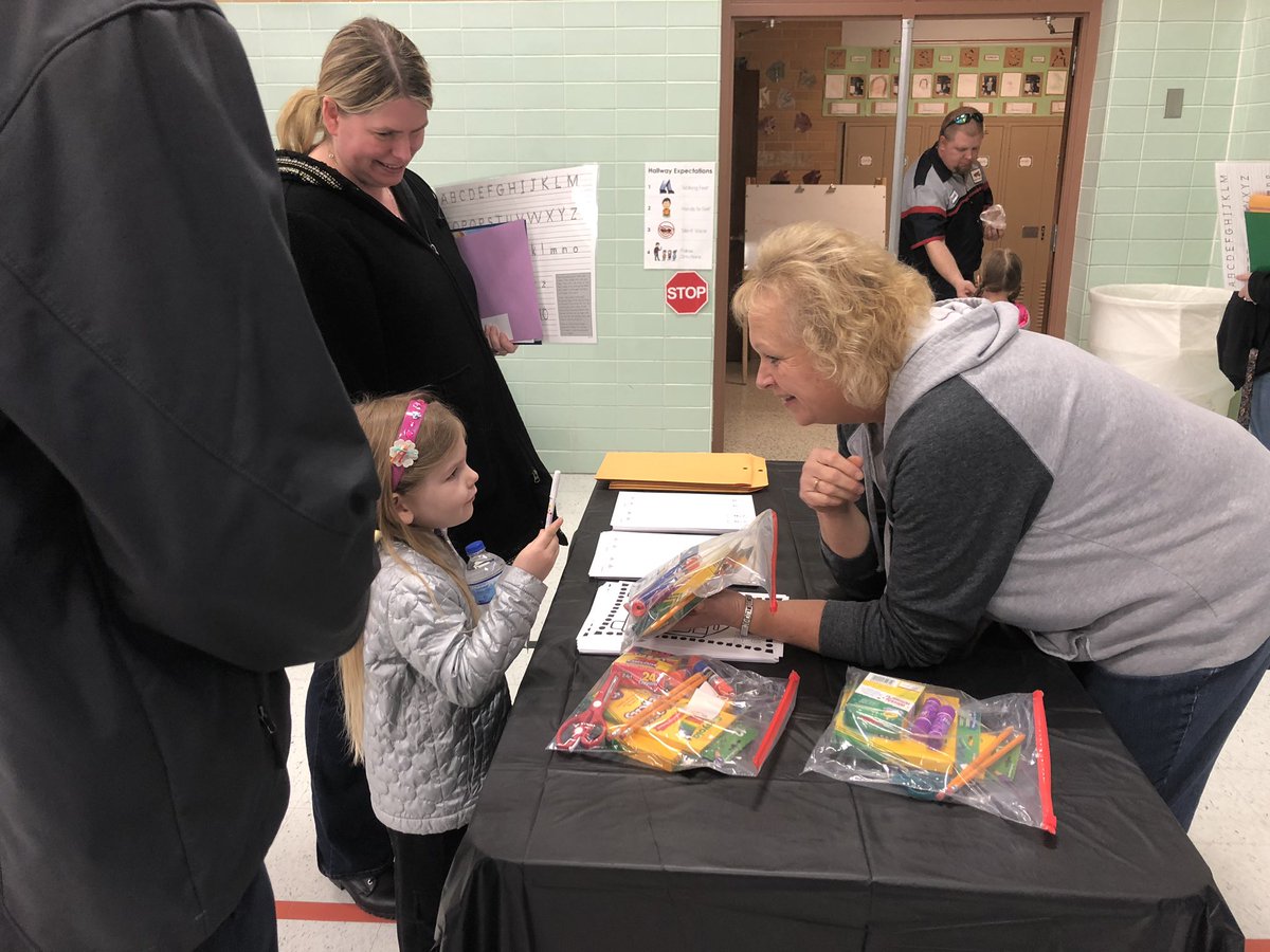 annherlofsky1's tweet photo. Adams ES welcomed some future RedHawks tonight. We are so excited for these future kindergarteners. #futureclassof2032 #lovelearning #excitedaboutschool #AHschools @AdamsRedHawks https://t.co/1wMhtPnux3