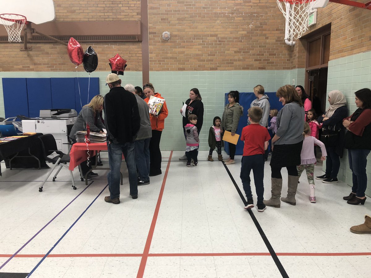 annherlofsky1's tweet photo. Adams ES welcomed some future RedHawks tonight. We are so excited for these future kindergarteners. #futureclassof2032 #lovelearning #excitedaboutschool #AHschools @AdamsRedHawks https://t.co/1wMhtPnux3