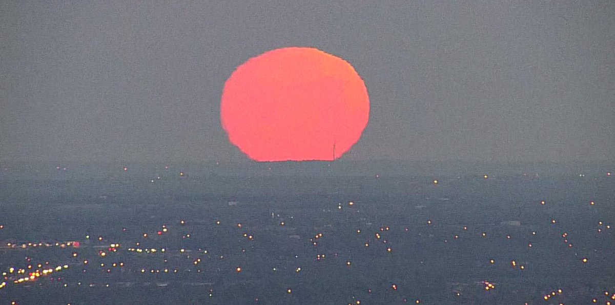KOCOdamonlane's tweet photo. By far the wildest looking moonset over The Plains that I have ever seen. This was in Oklahoma early this morning from KOCO's Sky5 helicopter. I know it looks like the sun but this is actually the moon https://t.co/zjUZkO8lZK