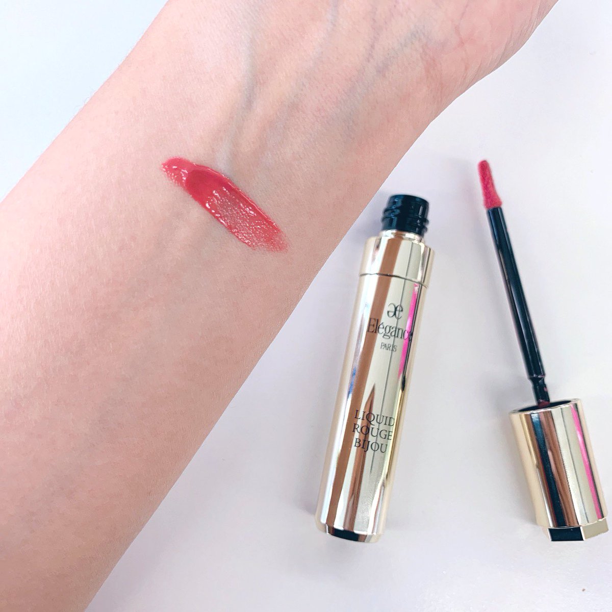 くろねこ エレガンス リキッドルージュビジューの新色 9番を買ったよ ローズ系のお色 人気の6番と8番が似合わずしょんぼりだったのだけど 9は大丈夫だった 発色の良いタイプの中で1番万人が似合うお色じゃないかな 艶と色の持続に関しては右に出る者が