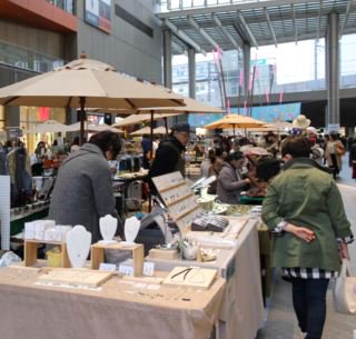 二子玉川ライズ ショッピングセンター 本日最終日 二子玉川ストリートマーケット ふたこ座 産地直送の農産物から こだわりのハンドメイドクラフトまで 約60店が出店 生産者の想いが詰ったマルシェです 次回は6 4 火 7 金 を予定しています