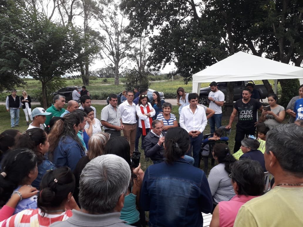 AFloresOK's tweet photo. Hermosa reunión compartiendo con vecinos de San miguel acompañando a José Alperovich 
#HagamosJuntosTucuman https://t.co/VRImnTnrat