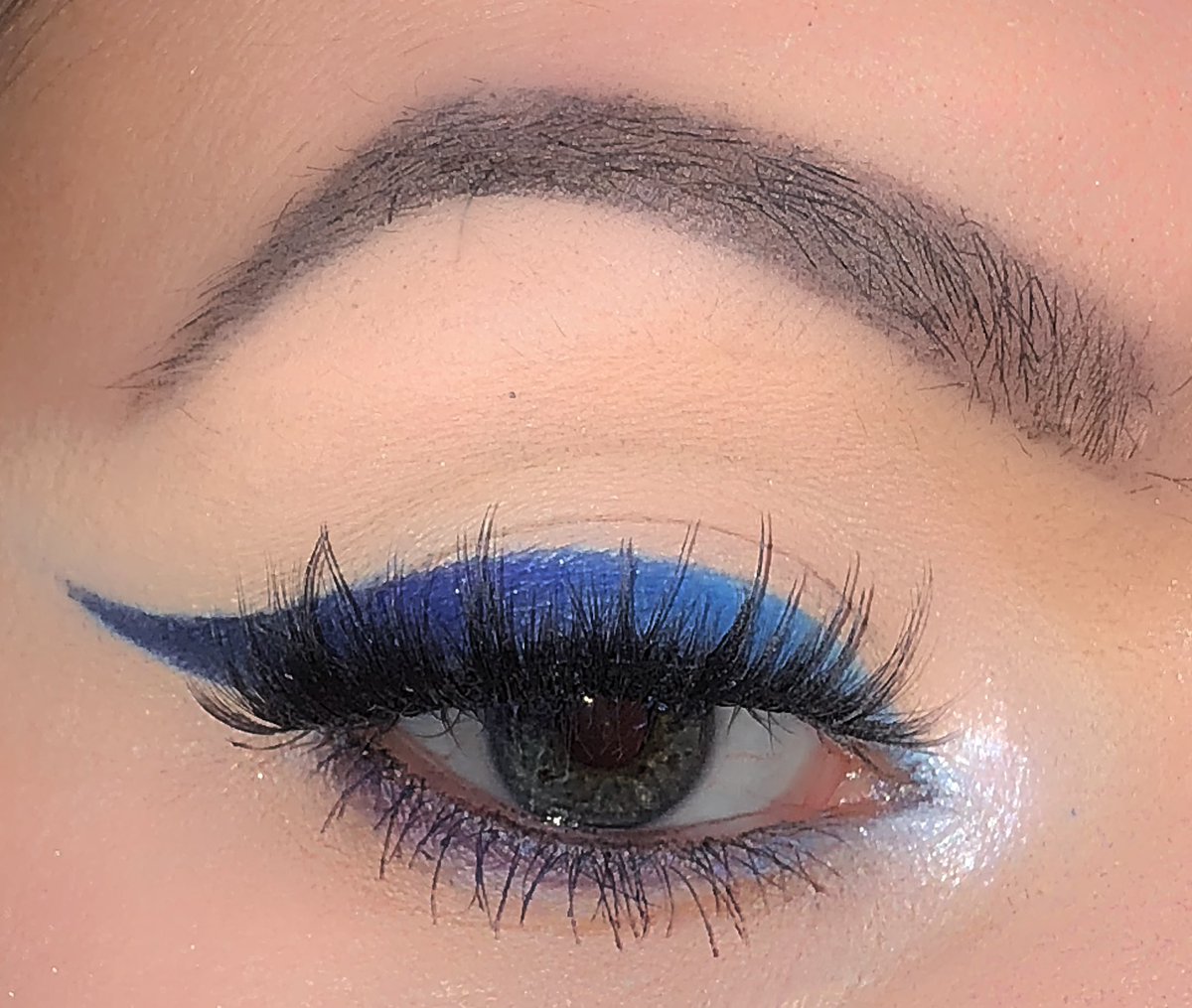 NikkiBishGlam's tweet photo. How do we feel about the ombré liner? 💙

Used @JeffreeStar Blue Blood palette 
@ColourPopCo no filter concealer 
@ABHcosmetics @norvina1 Dipbrow pomade 
@GerardCosmetics @HYIMJEN Brow Bar to Go 
#BlueBlood #colourpop #gclove #AnastasiaBeverlyHills https://t.co/0LyQTFsMIx