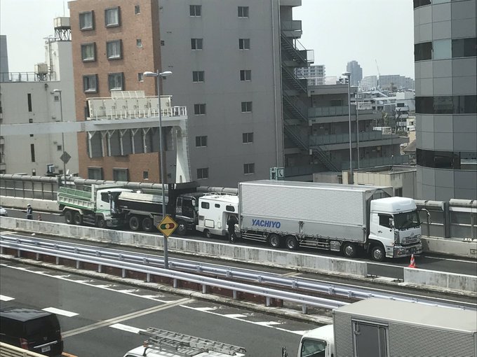 玉突き事故 首都高４号線上り幡ヶ谷付近でトラックなどが絡む玉突き事故 渋滞 まとめダネ