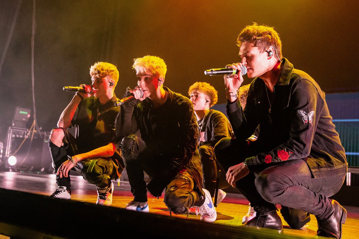 hits1061seattle's tweet photo. It’s fine we’re fine... just kidding we’re *screaming* 😱😱😱 #WHYDONTWE #IDBINTC #8LETTERSTOUR @whydontwemusic 📸:@dcongerphoto https://t.co/h6sbIAZTYC