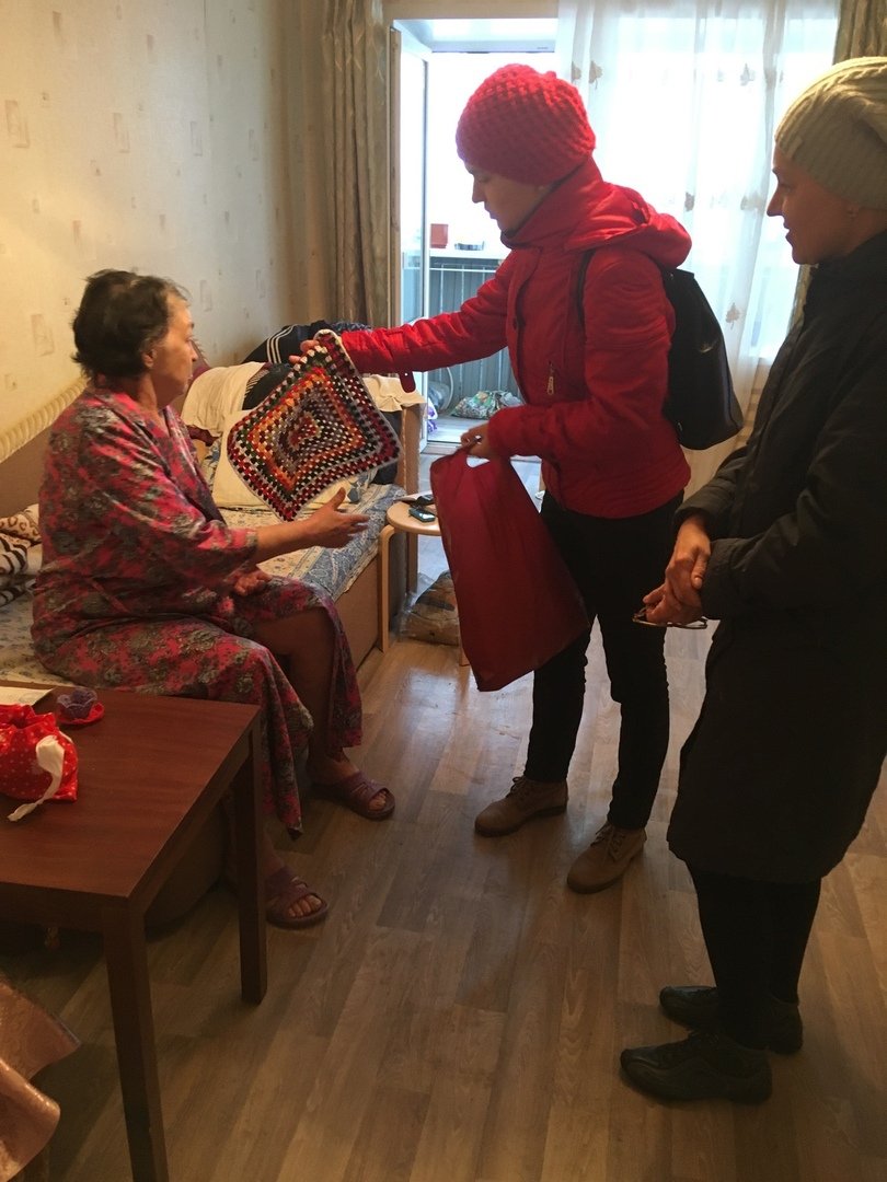 SamKCSON's tweet image. Волонтеры «серебряного» возраста вместе со специалистами Октябрьского подразделения @SamKCSON связали коврики, сшили экомешочки для хранения сухофруктов и вручили их вереранам ВОВ, инвалидам. Улыбки и счастливые глаза - лучшая благодарность! #Весенняя_неделя_добра #волонтер