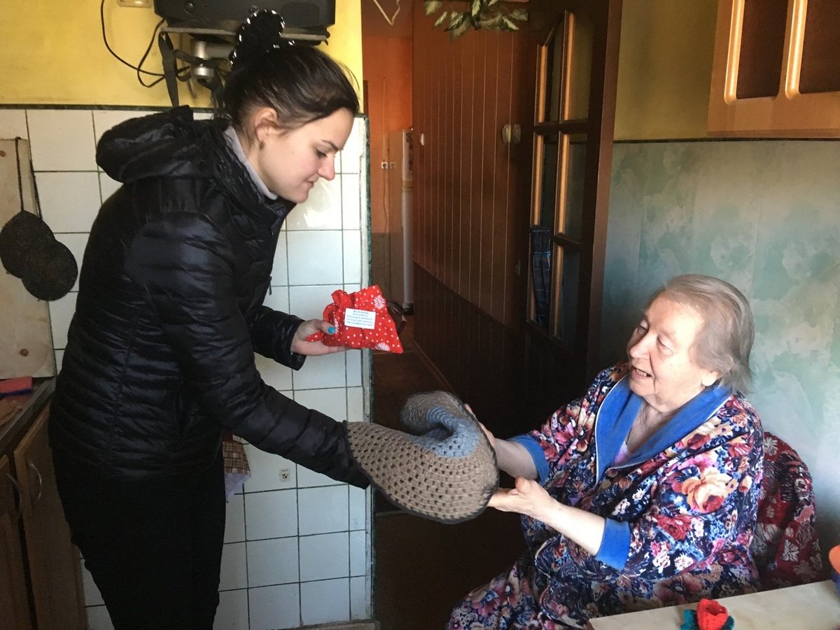 SamKCSON's tweet image. Волонтеры «серебряного» возраста вместе со специалистами Октябрьского подразделения @SamKCSON связали коврики, сшили экомешочки для хранения сухофруктов и вручили их вереранам ВОВ, инвалидам. Улыбки и счастливые глаза - лучшая благодарность! #Весенняя_неделя_добра #волонтер