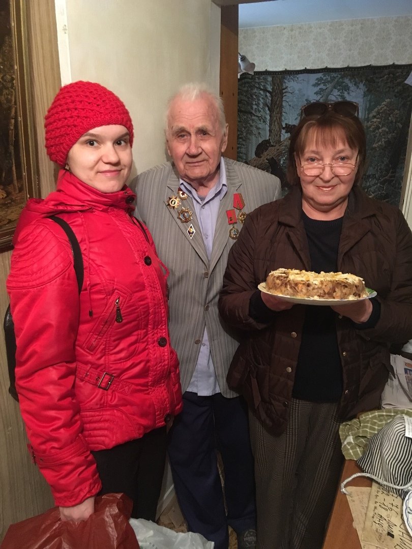 SamKCSON's tweet image. Волонтеры «серебряного» возраста вместе со специалистами Октябрьского подразделения @SamKCSON связали коврики, сшили экомешочки для хранения сухофруктов и вручили их вереранам ВОВ, инвалидам. Улыбки и счастливые глаза - лучшая благодарность! #Весенняя_неделя_добра #волонтер