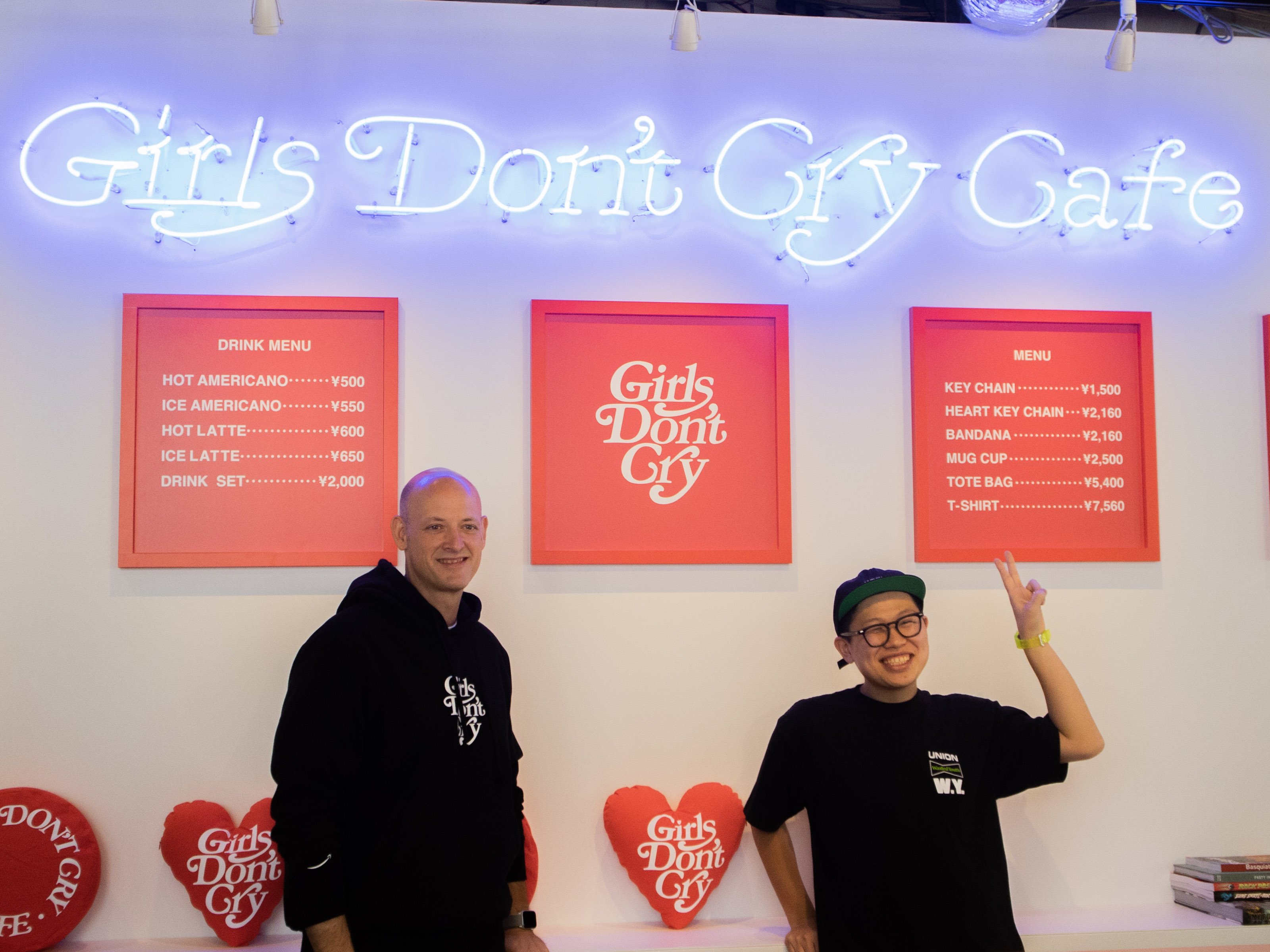 Fashionsnap Com 明日から アマゾン ファッションの At Tokyo がverdyによる ガールズドントクライ とコラボでカフェをオープン Tシャツやキーホルダー バンダナ マグカップを販売 T Co W4vl7gcr8u T Co 0wexx4ww4k Twitter
