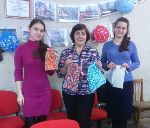 SamKCSON's tweet image. Волонтеры «серебряного» возраста вместе со специалистами Октябрьского подразделения @SamKCSON связали коврики, сшили экомешочки для хранения сухофруктов и вручили их вереранам ВОВ, инвалидам. Улыбки и счастливые глаза - лучшая благодарность! #Весенняя_неделя_добра #волонтер