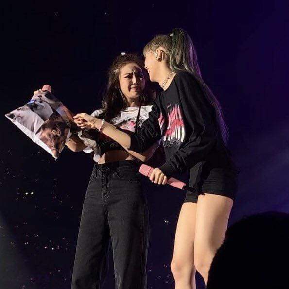 Blackpink_FBase's tweet photo. Sorry pero kinikilig talaga ako sa aking ama't ina https://t.co/3jrImJVFZM