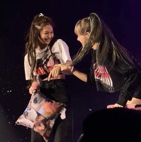 Blackpink_FBase's tweet photo. Sorry pero kinikilig talaga ako sa aking ama't ina https://t.co/3jrImJVFZM