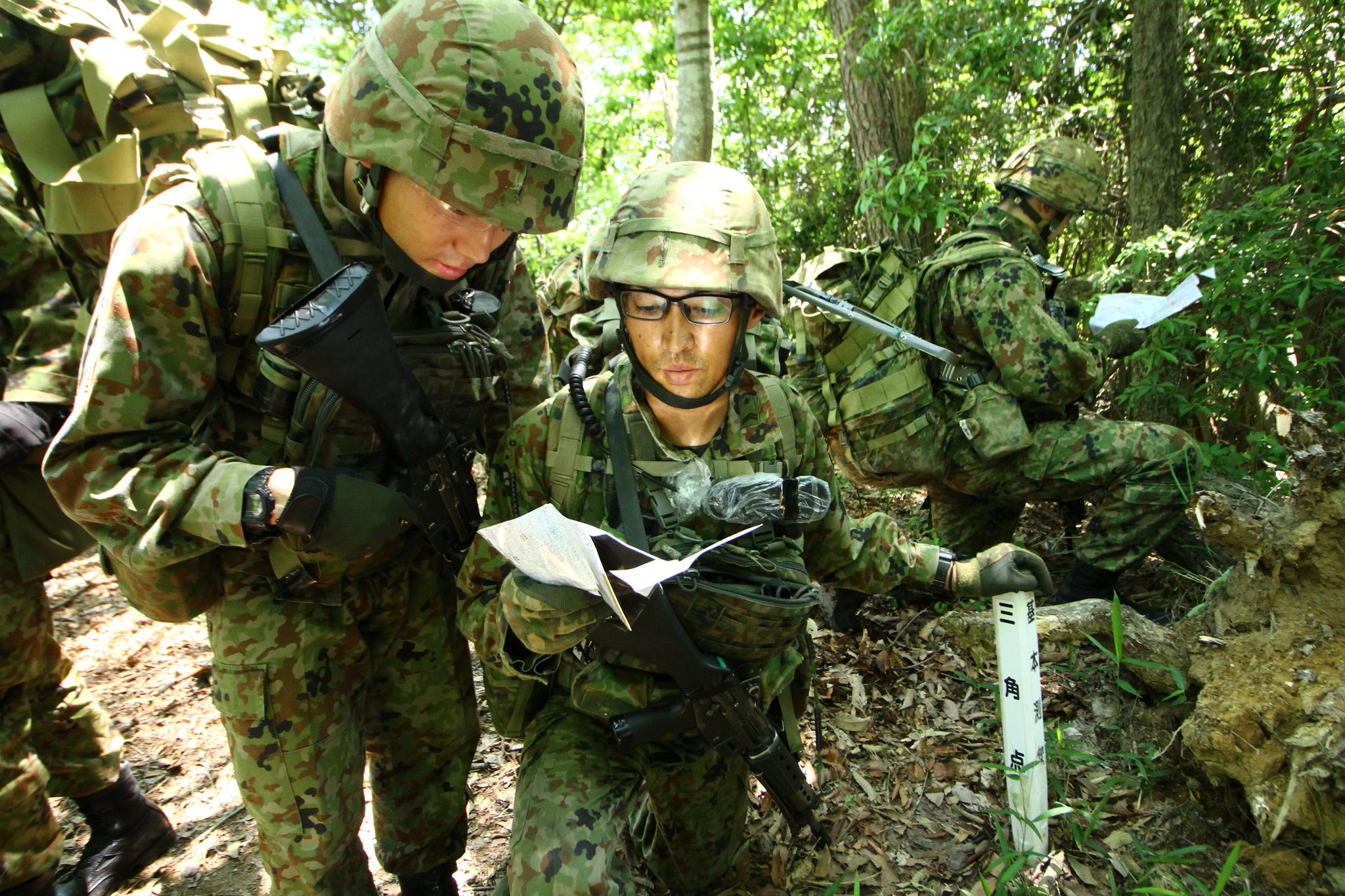 陸上自衛隊第13旅団 公式 地図の日 自衛隊にとって地図は大変重要なもので様々な任務に使用します 地図 と言っても様々で陸海空で使用する地図も違います 陸上自衛隊が使用する地図は 地理情報隊 が作成しています 写真は山地で地図判読している 陸上自衛隊第13旅団 公式 地図の日 自衛隊にとって地図は大変重要なもので様々な任務に使用します 地図 と言っても様々で陸海空で使用する地図も違います 陸上自衛隊が使用する地図は 地理情報隊 が作成しています 写真は山地で地図判読している