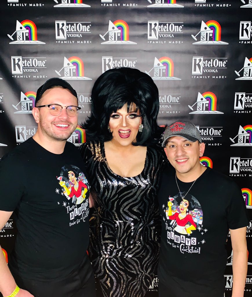 GabyJer88's tweet photo. @KashaDavis โ always a pleasure to have you here in Milwaukee! Thank you for sharing your story! It was truly a delight to get to spend the evening with you again! ๐ @dban30 @ThisIsItMKE #TheresAlwaysTimeForACocktail #DragRaceSeason7 https://t.co/yzSJ8rv3x8