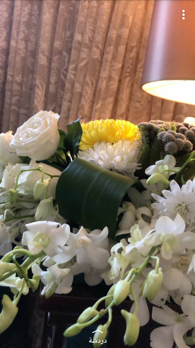 «إن ضاق بي بلدٌ فتّشتُ عن بلدٍ
وإن نبا منزلٌ بي كان لي بدلُ

لم يقطع الله لي من صاحب أملا 
 إلاّ تجدَّد لي من صاحبٍ أمل

الله قد عوَّد الحسنى فما برحت 
منه لنا نعمٌ تترى وتتَّصل!

يمسي ويصبح بي عمرٌ أدافعه 
برزق ربِّي حتى ينفد الأجل