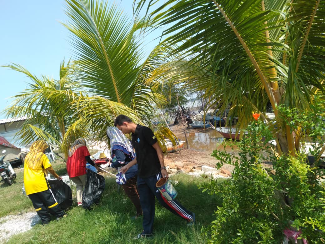 LKIMNS's tweet photo. 19 April 2019 (Jumaat). Program gotong-royong Pegawai &amp; Kakitangan LKIM Negeri Sembilan di PNK Telok Kemang. Program ini bertujuan untuk meningkatkan kebersihan, keceriaan di kawasan Pasar Nelayan, Medan Ikan Bakar &amp; Bengkel Kunita. @Zakaria24914751 
#lkimns
#lkimhq
#teamwork https://t.co/KFXyWjhPzn