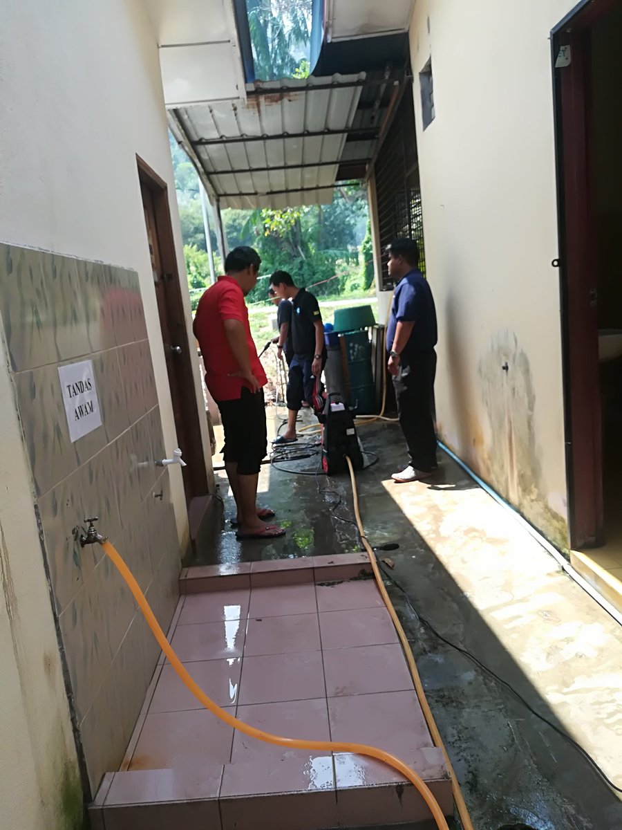 LKIMNS's tweet photo. 19 April 2019 (Jumaat). Program gotong-royong Pegawai &amp; Kakitangan LKIM Negeri Sembilan di PNK Telok Kemang. Program ini bertujuan untuk meningkatkan kebersihan, keceriaan di kawasan Pasar Nelayan, Medan Ikan Bakar &amp; Bengkel Kunita. @Zakaria24914751 
#lkimns
#lkimhq
#teamwork https://t.co/KFXyWjhPzn