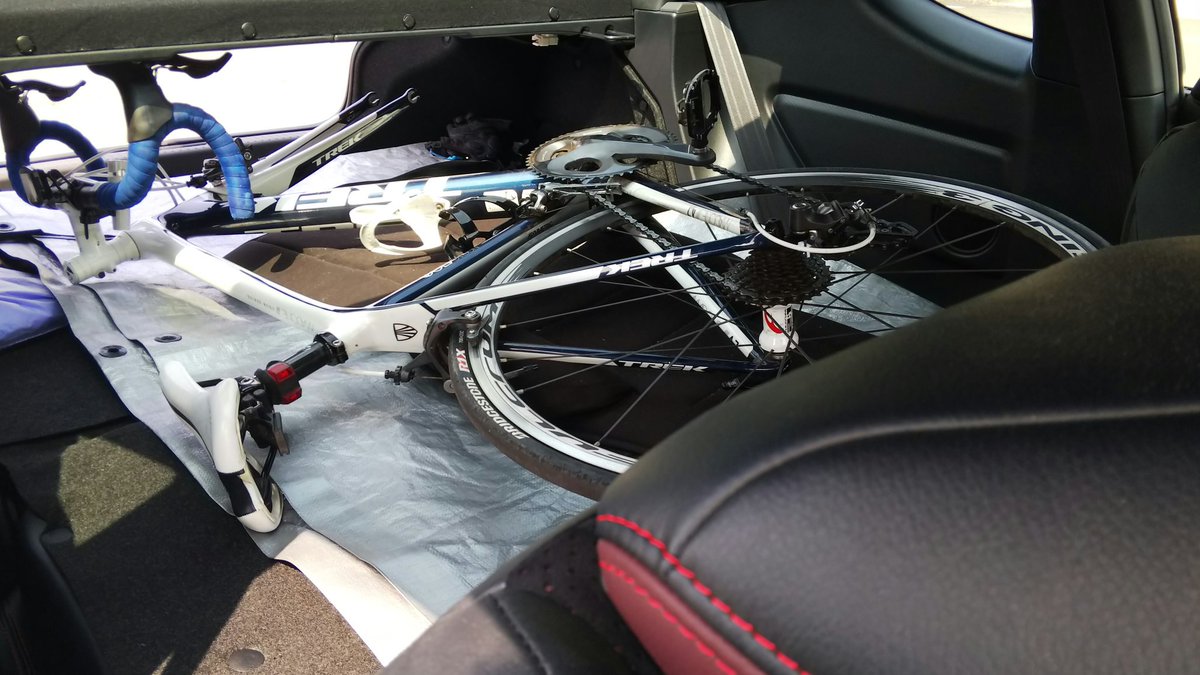 スズトラ 心配していたロードバイクがbrzに載るか 載りました 自転車の前輪をはずして Brzの後部座席を倒せば 一台ならスペースは問題なし これで遠出できる スズトラ 心配していたロードバイクがbrzに載るか 載りました 自転車の前輪をはずして Brzの後部座席を倒せば 一台ならスペースは問題なし これで遠出できる