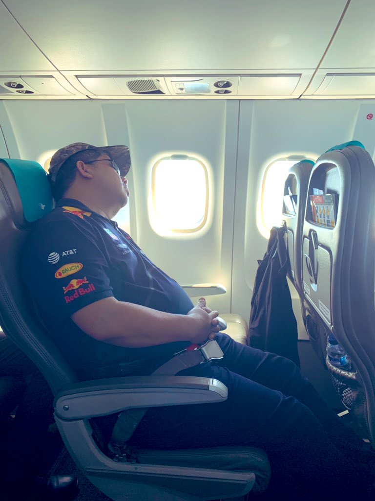 Fahrihamzah's tweet photo. Ijin pulang kampung sejenak. Agak lama tidak cium tangan orang tua yg ALHAMDULILLAH masih lengkap: 
Flight Jakarta-Lombok-Sumbawa:

1. Membaca di pesawat.
2. Tidur sejenak.
3. Langsung Ngobrol santai dgn Ibu dan Abah.
4. Jumatan di masjid kampung Koda, Kec. Utan, Sumbawa. https://t.co/TSs8mjuVW8