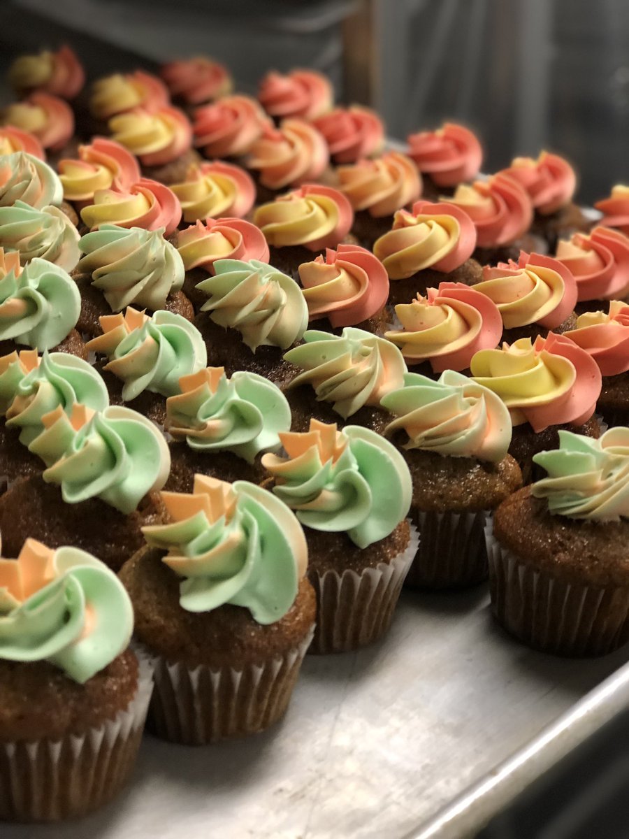 craig_chef's tweet photo. Mini cupcakes anyone? #cupcake #minicupcake #pastry #yvr #yvrchef #chef https://t.co/8WjnaFRiVz