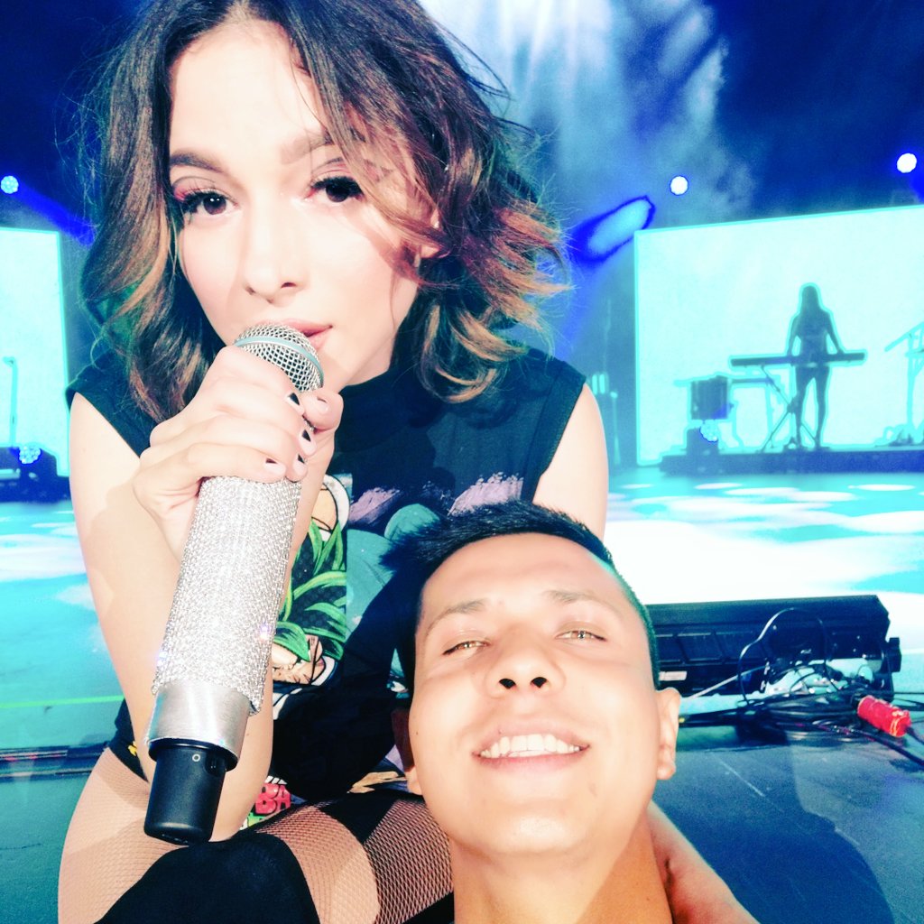 Aleq93's tweet photo. Como superar este concierto @PatyCantu el mejor!! https://t.co/ZnzaSoDxos
