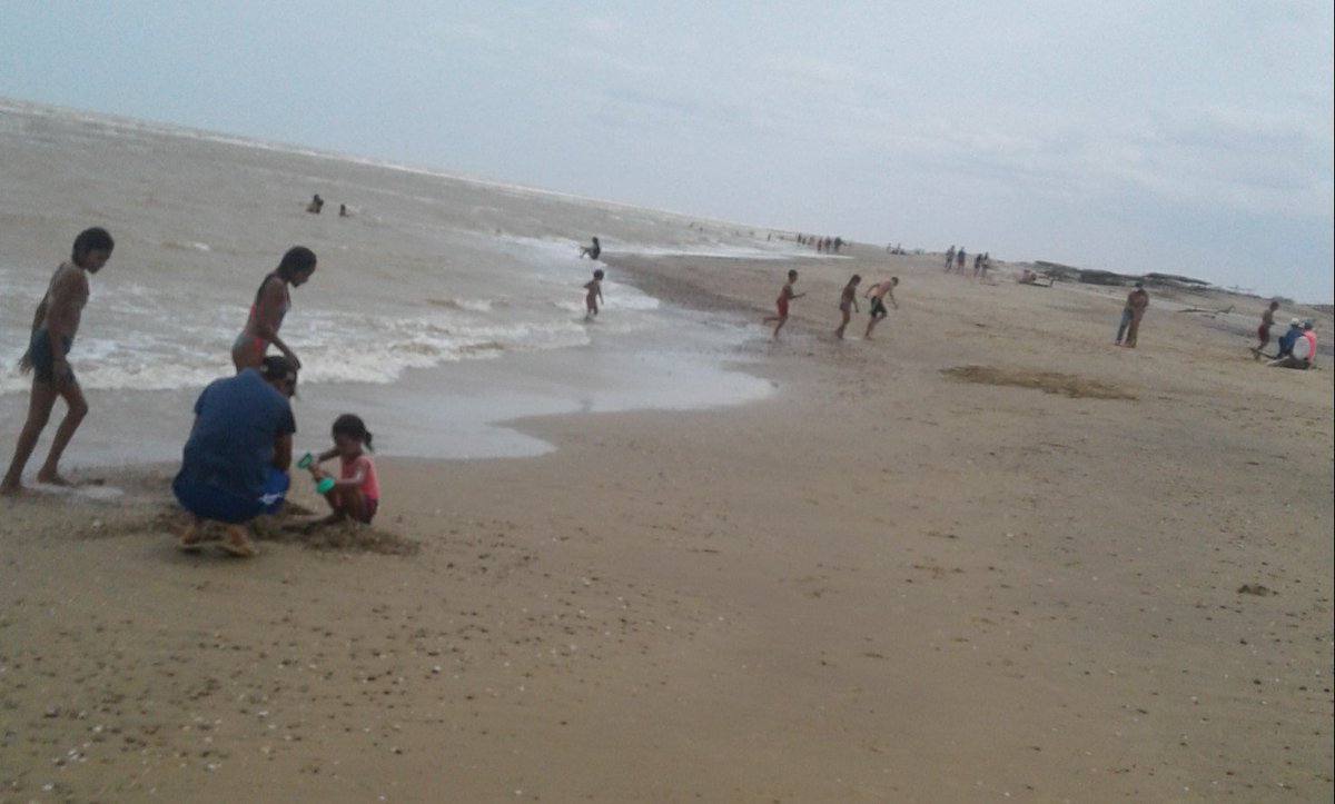 pcad_zulia's tweet photo. #18A| Oficiales de @pcad_zulia se mantienen activos SemanaSantaSegura 2019 en Miranda en Playa Oribor  @PCZuliaGBZ https://t.co/ONweDsUJSm