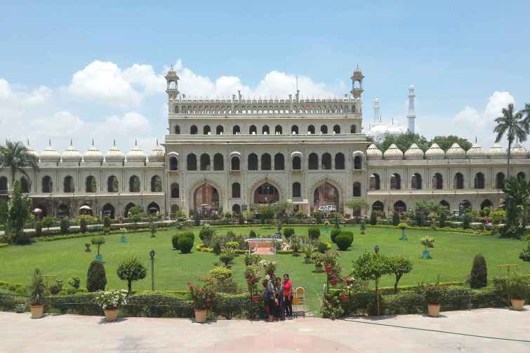 Lucknow: The City of Tehzeeb is a city filled with varied cultures. Today, it is known as one of the most important cities of the country emerging stronger in various sectors like retailing, manufacturing and commercial.

blog.omaxe.com/places-you-mus…