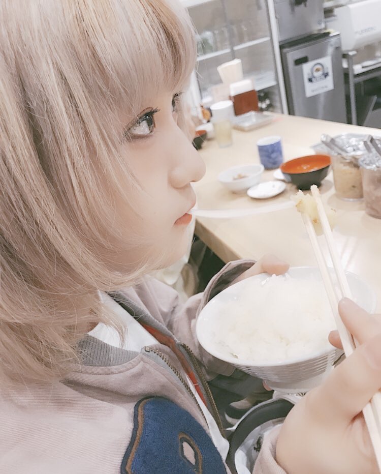 dohdphshu1's tweet photo. 素敵な箸リフトです、BiSのミュークラブさまです。お椀を持つ姿に食べガールを感じます。#食べガール https://t.co/SDz9EnL3Iv