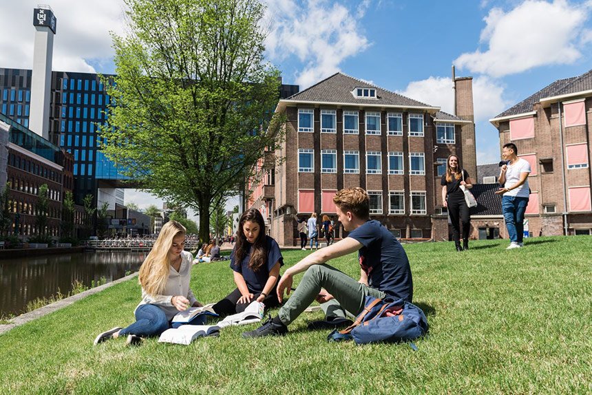 Studenten Taetowierte Liebeskugeln Onanieren