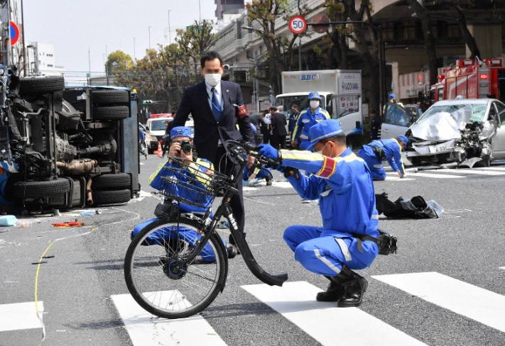 【池袋の交通事故】自転車が真っ二つ……散乱する荷物……