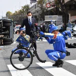 【池袋の交通事故】自転車が真っ二つ……散乱する荷物……