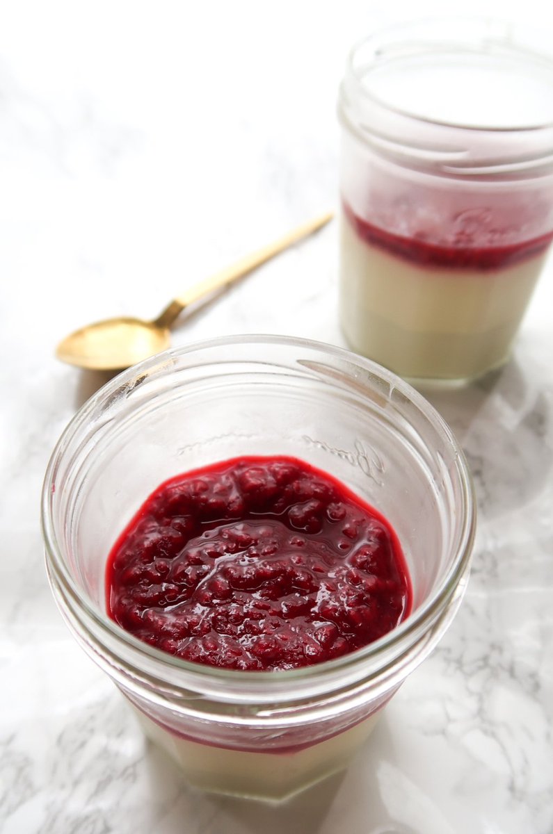 Wil je nog een lekker toetje voor Pasen die niet te moeilijk is?! Dan moet je deze pannacotta maken! Super makkelijk om te maken met weinig ingrediënten. Alleen eventjes paar uurtjes in de koelkast laten opstijven en voila, je… thelovebagage.nl/2019/04/19/pan…
