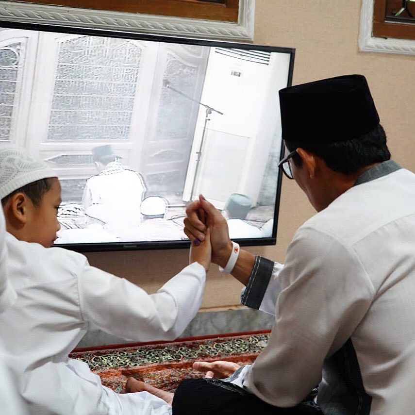 sandiuno's tweet image. Berkah Jum’at hari ini ialah bisa Sholat Jum’at bersama anak lelakiku satu-satunya, Sulaiman.