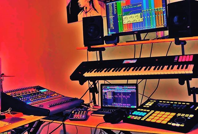 bosstunking1's tweet photo. Late night mood

#beatmakerz #beatsforlease #musicproducer #hiphopnews #hiphop #rap #rappers #sampler #presonus #maschine #rolland #beats https://t.co/fd1rOqk9uG https://t.co/1eCovZW7zI