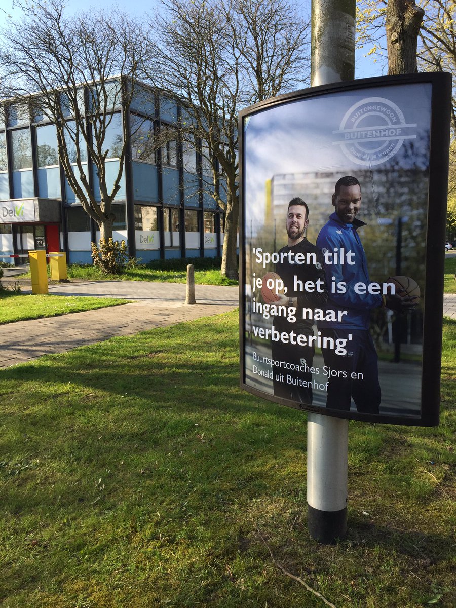 Kijk! Trots op ons drukwerk met dubbele impact: deze A0 posters voor <a href="/GemeenteDelft/">Gemeente Delft</a> zijn door <a href="/printplezier/">PrintPlezier</a> verzorgd, geprint met sociale impact! En hoe cool is dat t posters van de Buitenhof zijn - met o.a. Ugur die huiswerkbegeleiding doet voor <a href="/rodefeniks/">Stichting Rode Feniks</a> 🙂