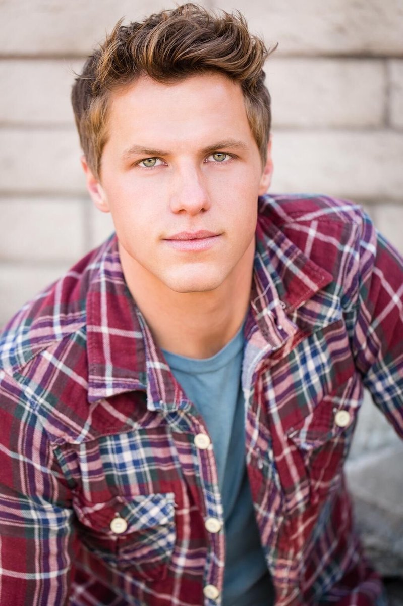 mmeghaneliz's tweet photo. Watching cheaper by the dozen and someone explain to me how Henry went from this to this #kevingschmidt https://t.co/9DjrfQkjAr