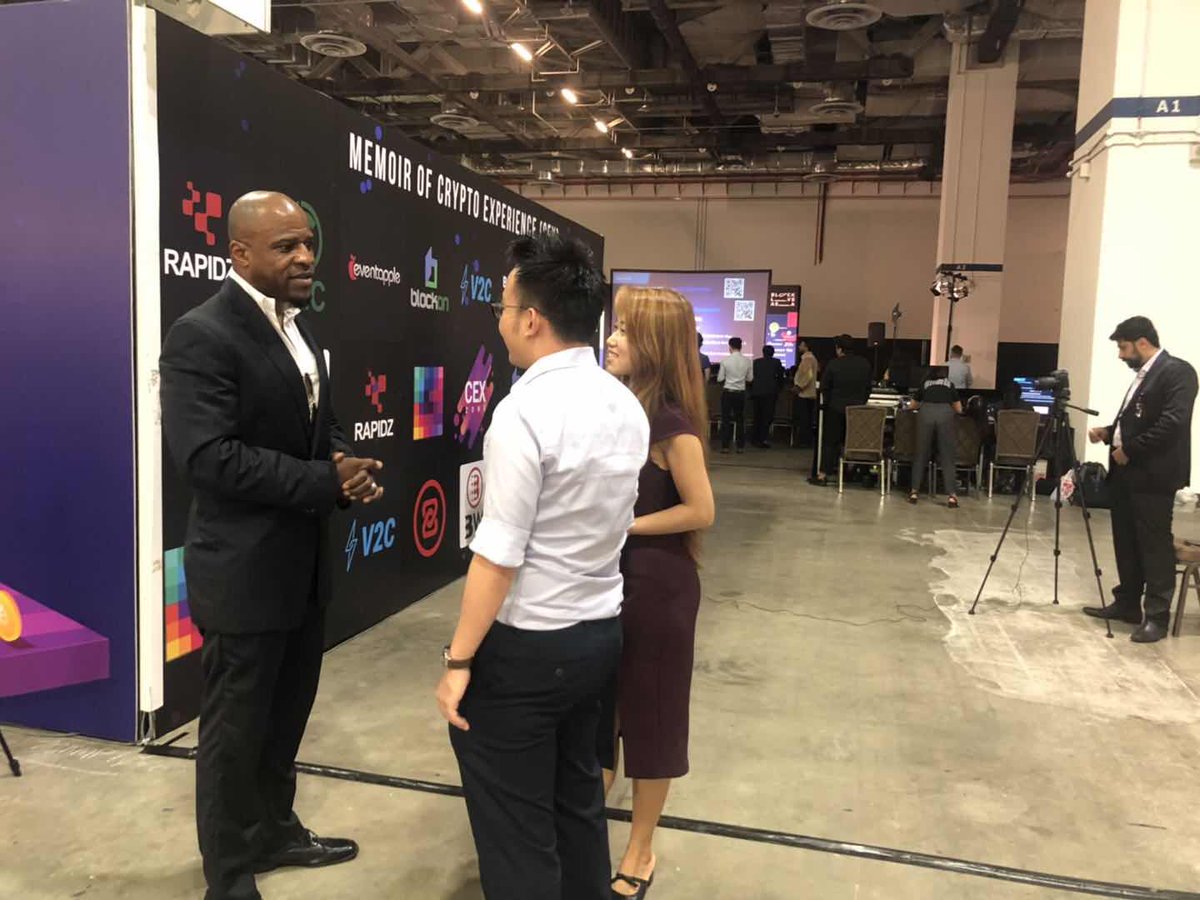 2019Ibs's tweet photo. ๐ง๐งFans are discussing with Mr Sinclair after the interview. Our idea is resonating with the blockchain professionals๐๐
#ibsplanet #blockliveasia #blockchain #blockchaintech https://t.co/T1pHTqAvfU