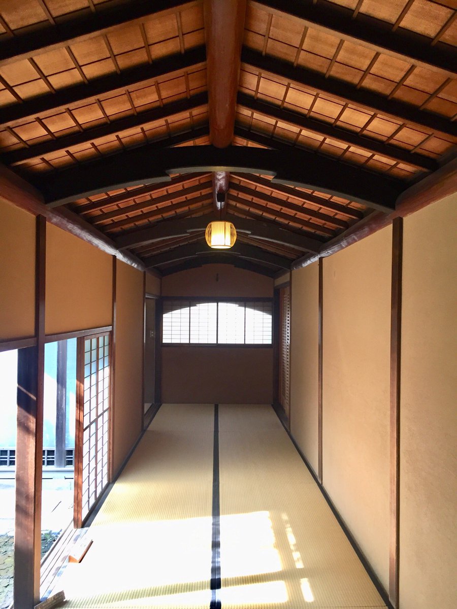 洋館から和館に続く廊下 天井は船の底をひっくり返し返したような形状から 船底天井 という 洋館から和館に続く廊下 天井は船の底をひっくり返し返したような形状から 船底天井 という