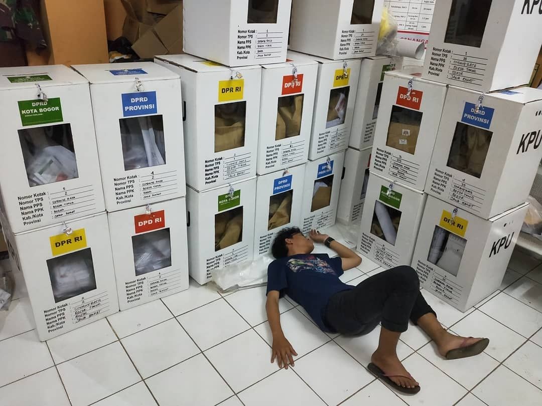 CharlotFight99's tweet photo. yang mereka lakukan adalah demi bangsa ini mendapatkan pemimpin terbaik #IndonesianElectionHeroes https://t.co/RKeXZw4wKR