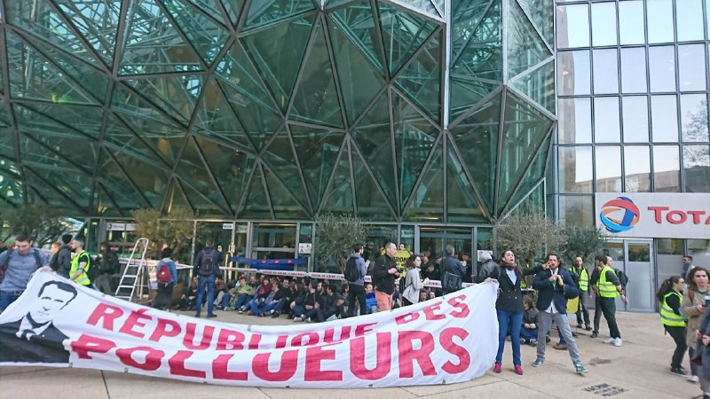greenpeacefr's tweet image. [ACTION] #LaDéfenseBloquée : ça a commencé ! Des centaines de citoyennes et citoyens entrent en désobéissance civile pour dénoncer l'alliance toxique d'@EmmanuelMacron et du @GouvernementFR avec les multinationales polluantes. #RépubliqueDesPollueurs