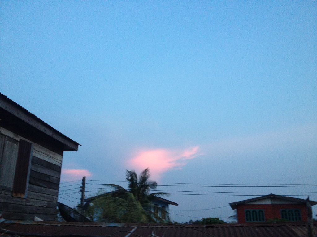 NatthawanL's tweet photo. ทุกสิ่งทุกอย่างย่อมมีข้อเสีย คนก็เหมือนกันย่อมมีข้อบกพร่อง ความผิดพลาดแตกต่างกันออกไป!🌴☁️🌈🌃 #ประโยคหนึ่งสะดุ้งทั้งไทม์ไลน์ https://t.co/x14EeBV1Er