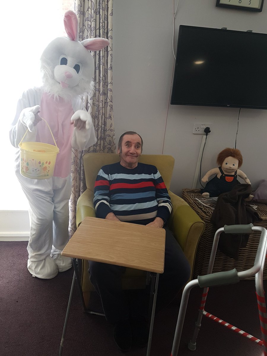 Easter bunny out visiting residents of Glasgow's East End Care Home's. Well done <a href="/NicoleDivide/">𝑴𝒂𝒔𝒐𝒏</a> on a hot day in that costume 👍😂