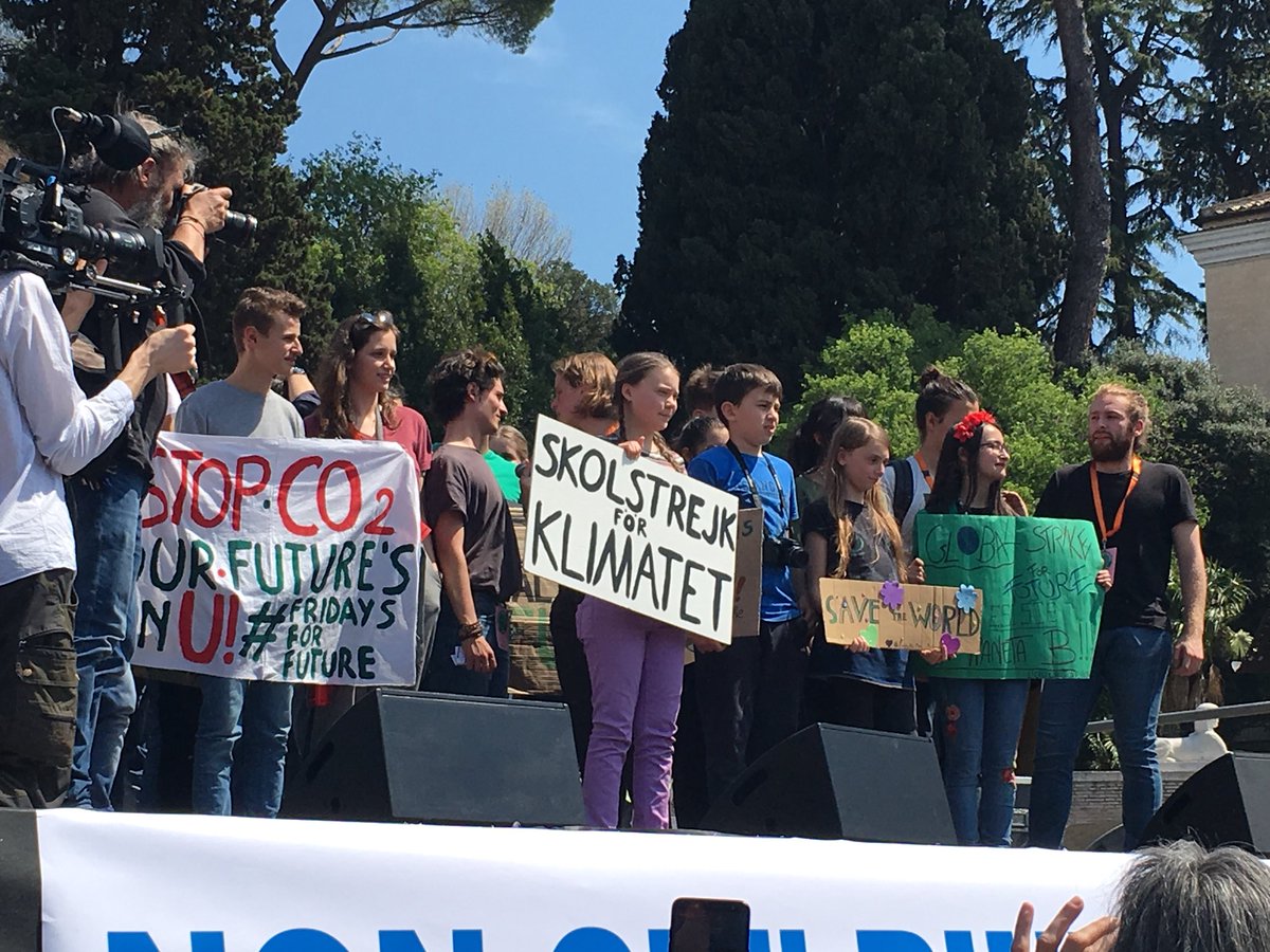 WWFitalia's tweet photo. “Ci stanno rubando il #futuro e noi giovani non ci fermeremo finché gli agli adulti non ci diranno cosa possono fare per salvare il #pianeta. We want to save the planet and we want it #NOW!” @GretaThunberg è a #Roma
#ClimateAction #pandastrike https://t.co/D1jDKQKgJu