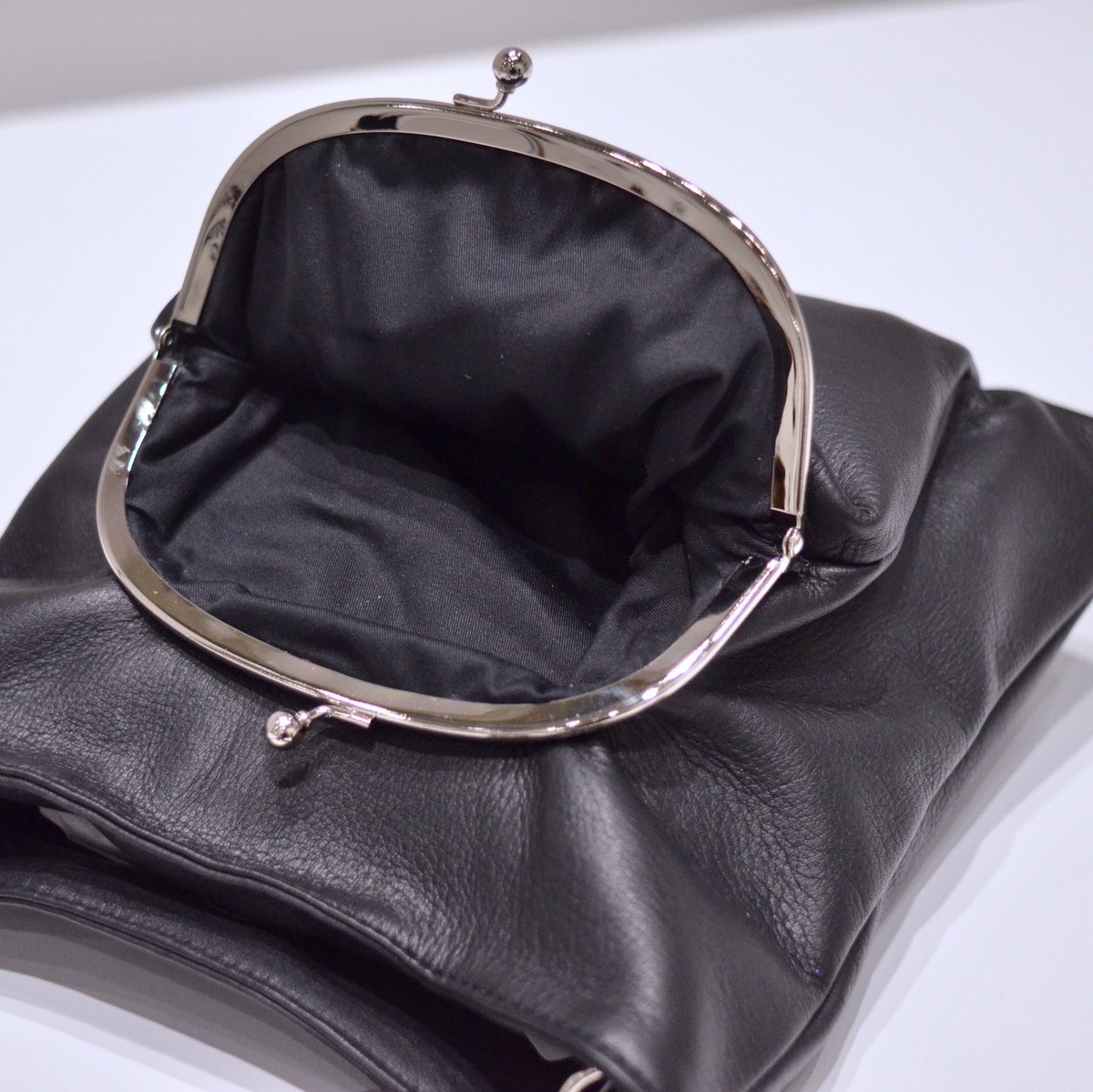 NOIR】フロントのがま口が存在感を放つショルダーバッグが入荷致しまし 